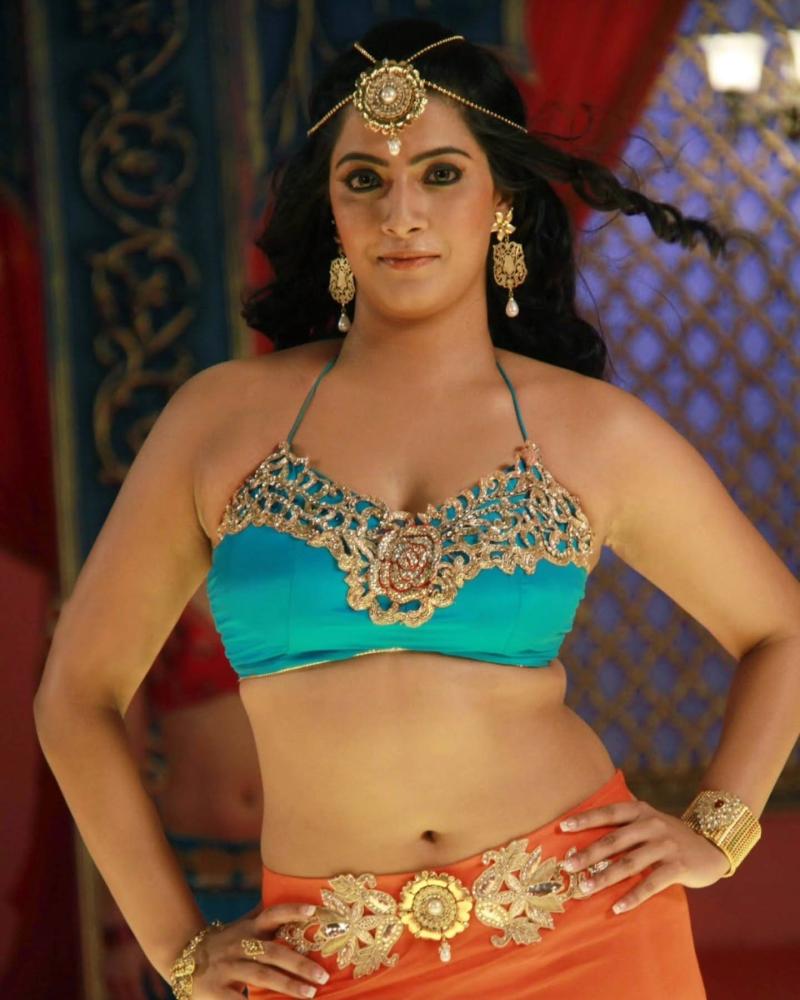 glittering-look-of-varalaxmi-sarathkumar-from-madhagajaraja